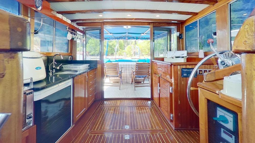 Der Salon der Jambo mit Pantry, Holzausbau und Blick aufs Achterdeck