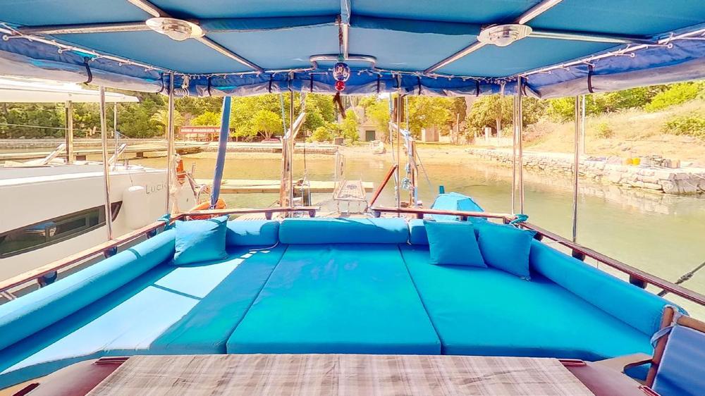 Blick vom Schiff auf das Wasser