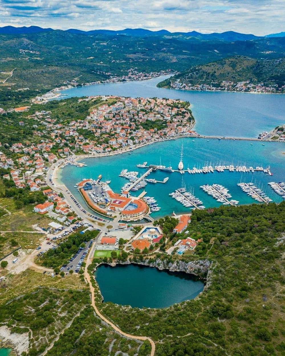 Luftaufnahme von Rogoznica mit der Marina Frapa und türkisem Wasser